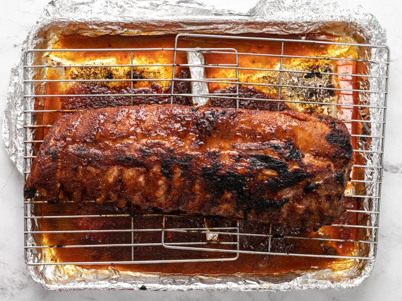 Côtes levées cuites sur une grille.