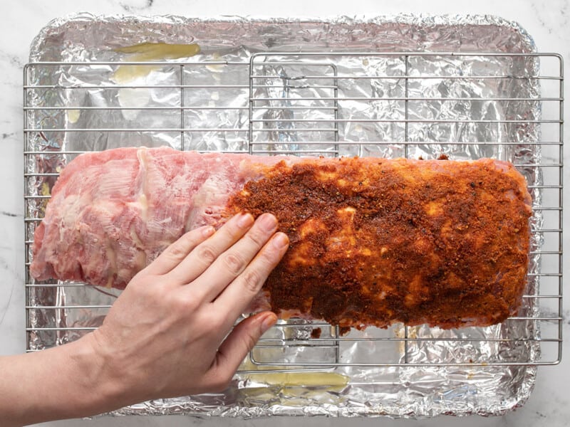 Couvrir les côtes avec un frottement sec qui sont posés sur une grille.