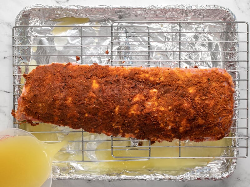 Ajouter le bouillon dans une plaque avec les côtes levées sur une grille.