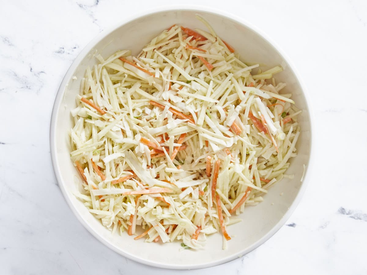 Salade de pommes finie dans un bol.