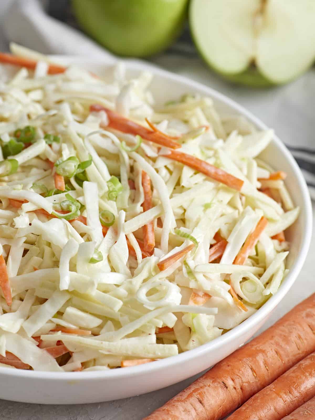 Vue rapprochée d'un bol de salade de pommes.