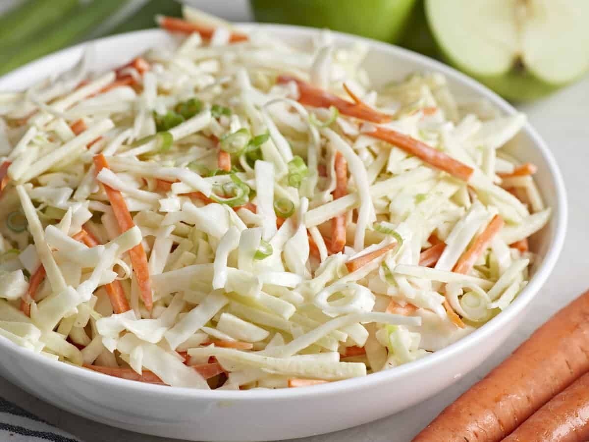 Vue rapprochée d'un bol de salade de pommes.