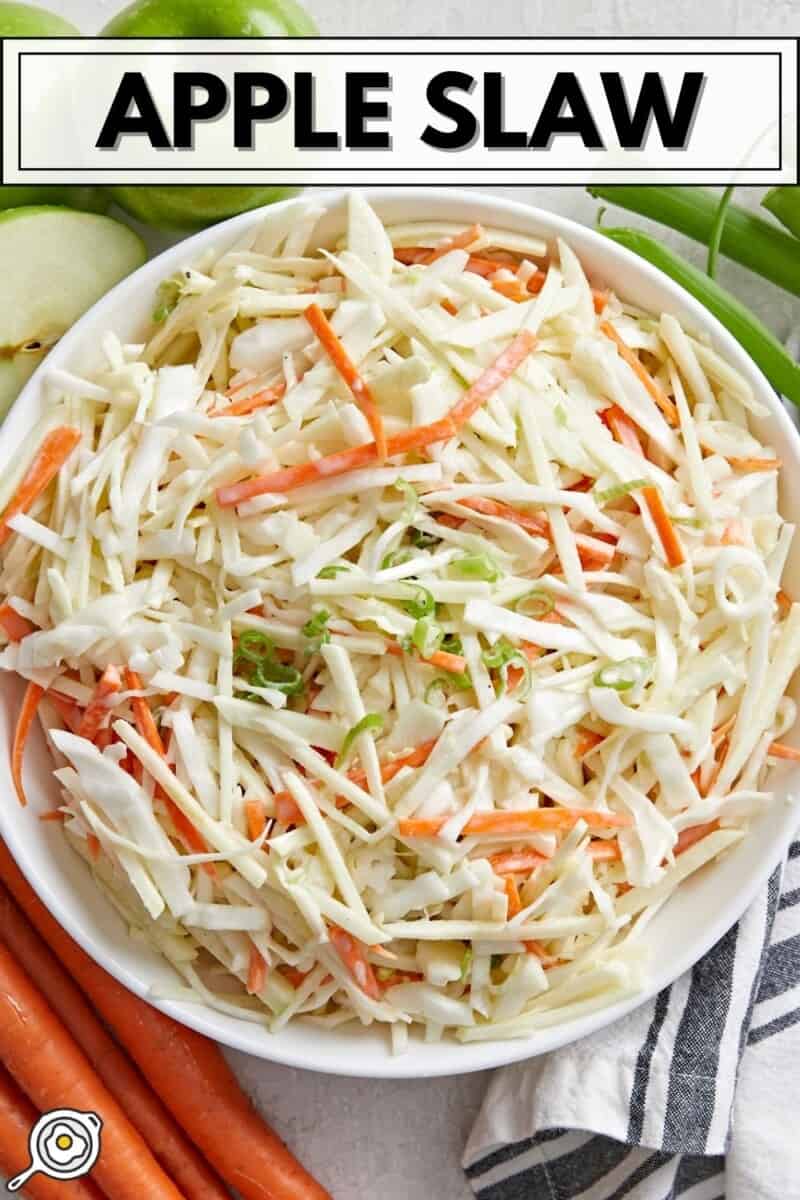 Vue aérienne d'un bol rempli de salade de pommes.