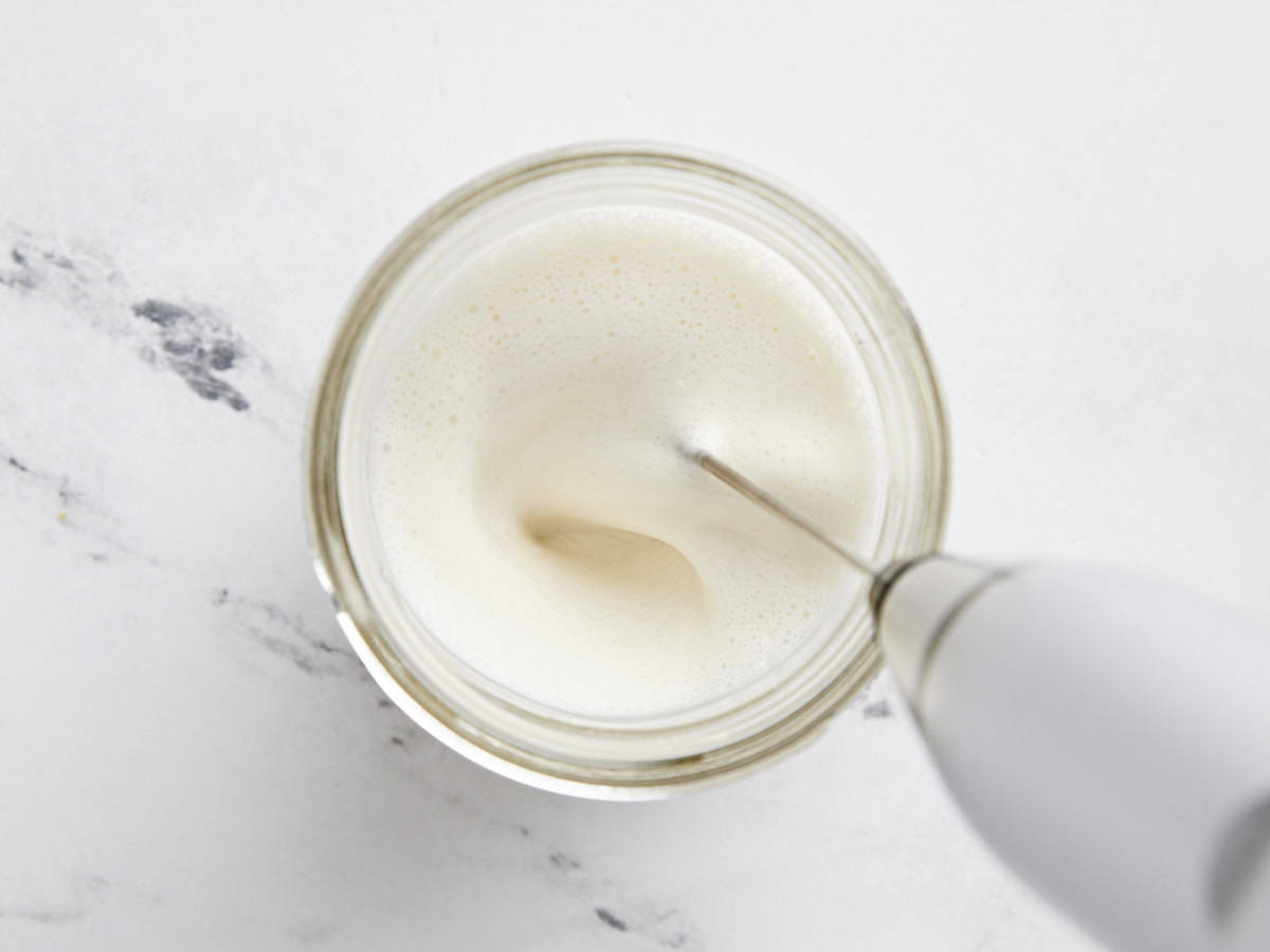 Mousse froide à la crème sucrée fouettée dans un pot.