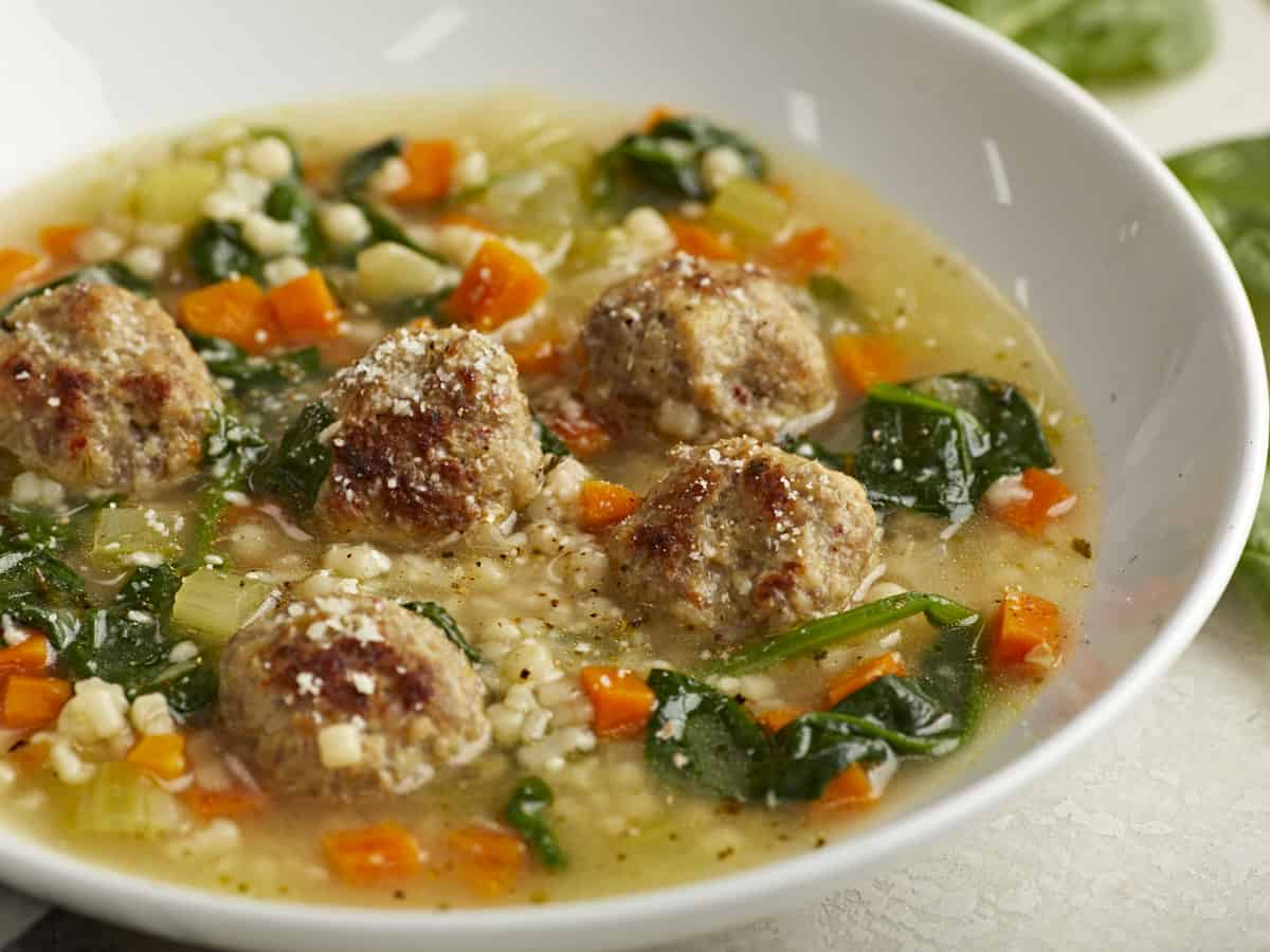 Vue latérale de la soupe de mariage italienne dans un bol. 
