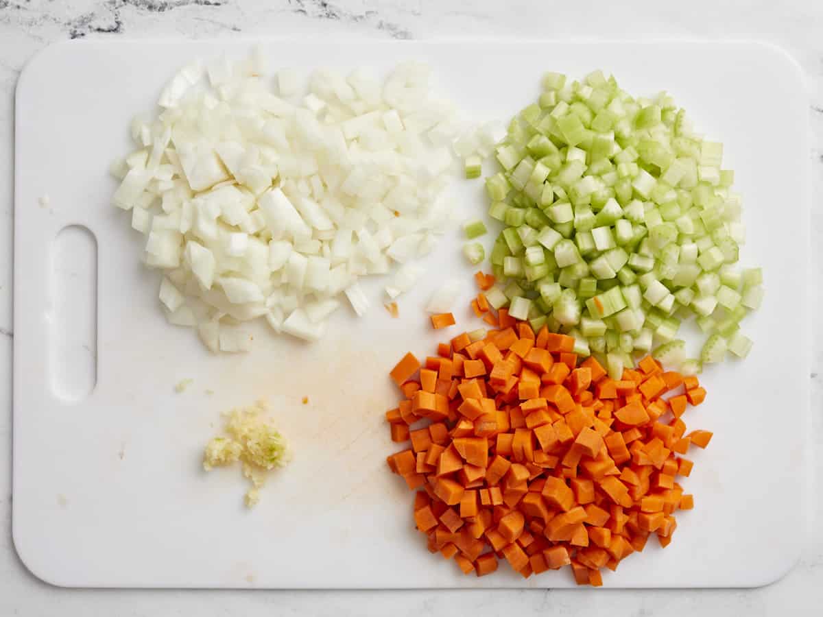 Légumes hachés pour la soupe de mariage italienne sur une planche à découper.