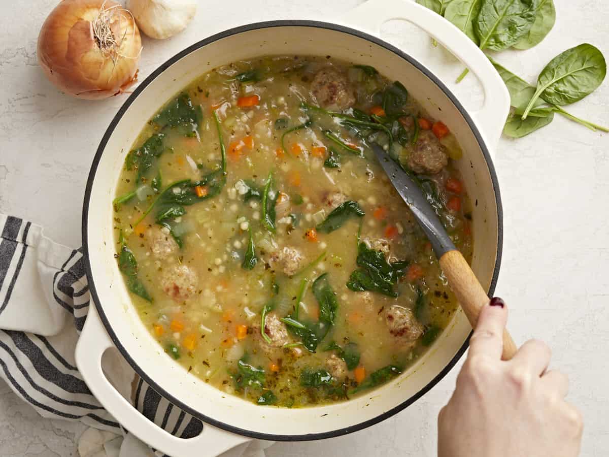 Vue aérienne d'un pot de soupe de mariage italienne en cours d'agitation.