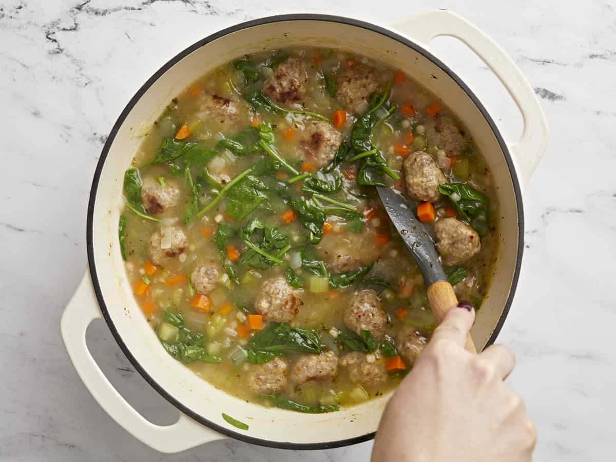 Soupe de mariage italienne finie dans la marmite en cours d'agitation. 