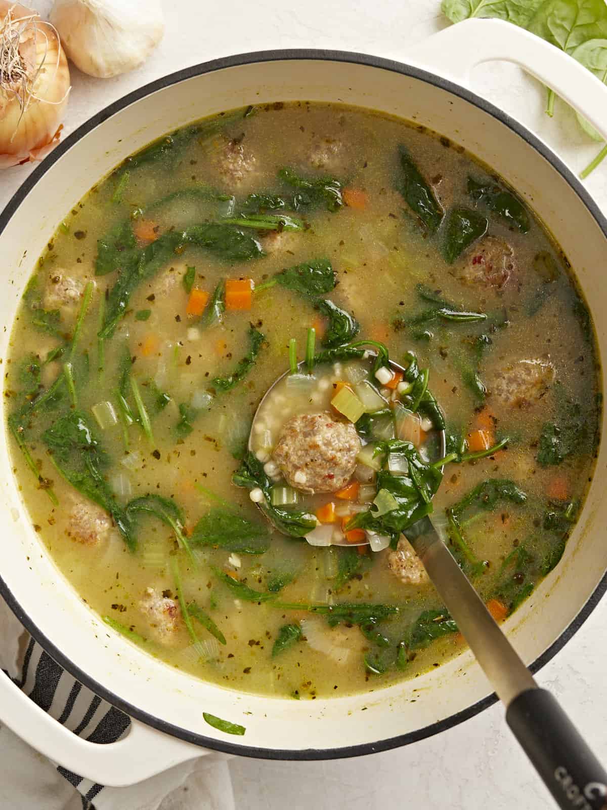 Vue aérienne de la soupe de mariage italienne dans le pot avec une louche.