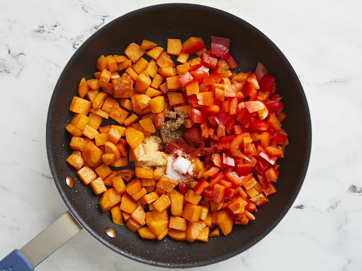 Patates douces, poivrons et épices ajoutés à la poêle