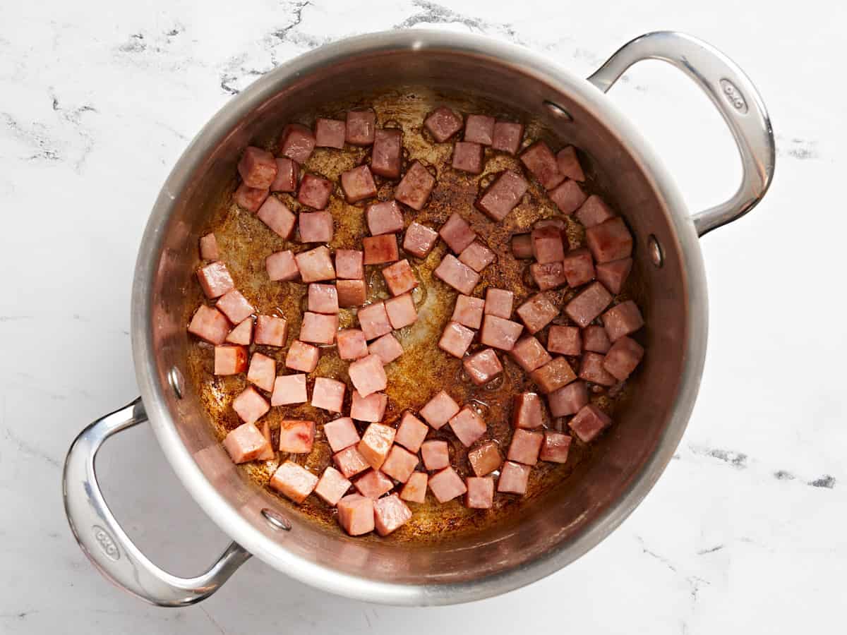 Dés de jambon dorés à la marmite.