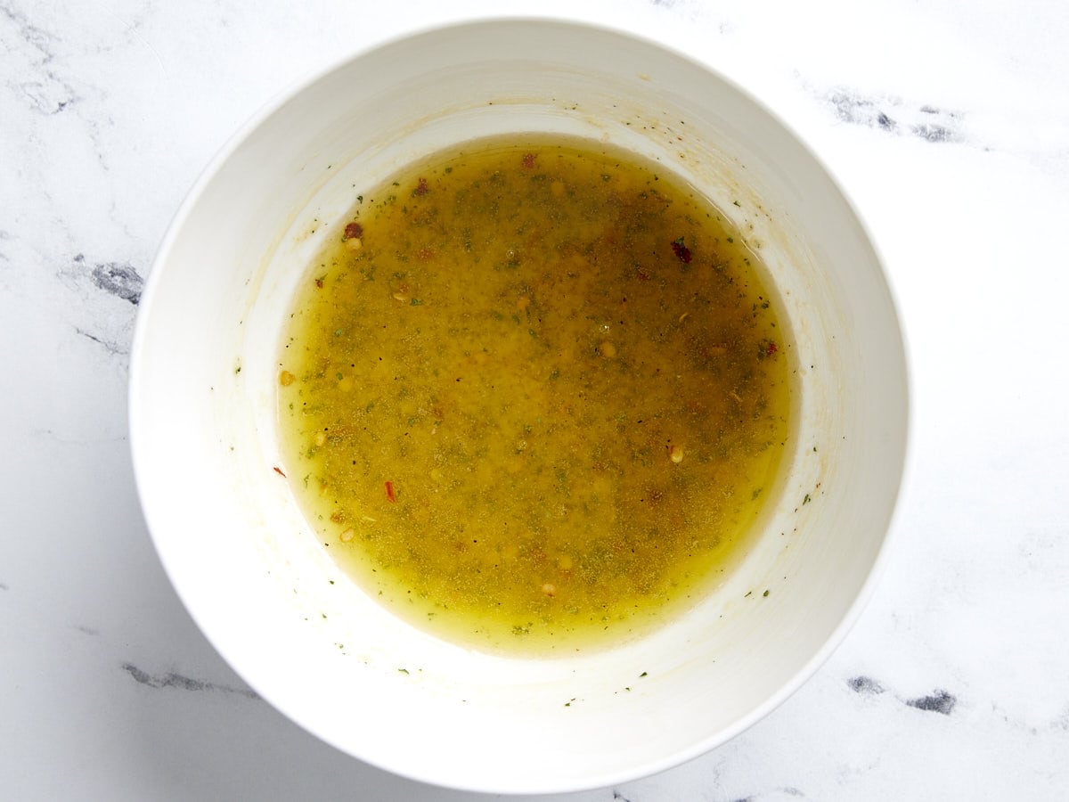 Beurre fondu, assaisonnement ranch et épices dans un bol.
