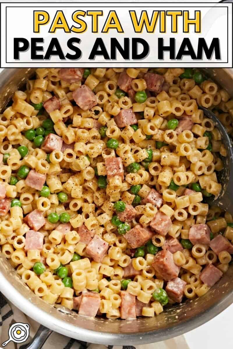 Vue rapprochée des pâtes aux petits pois et au jambon dans une casserole, texte du titre en haut.