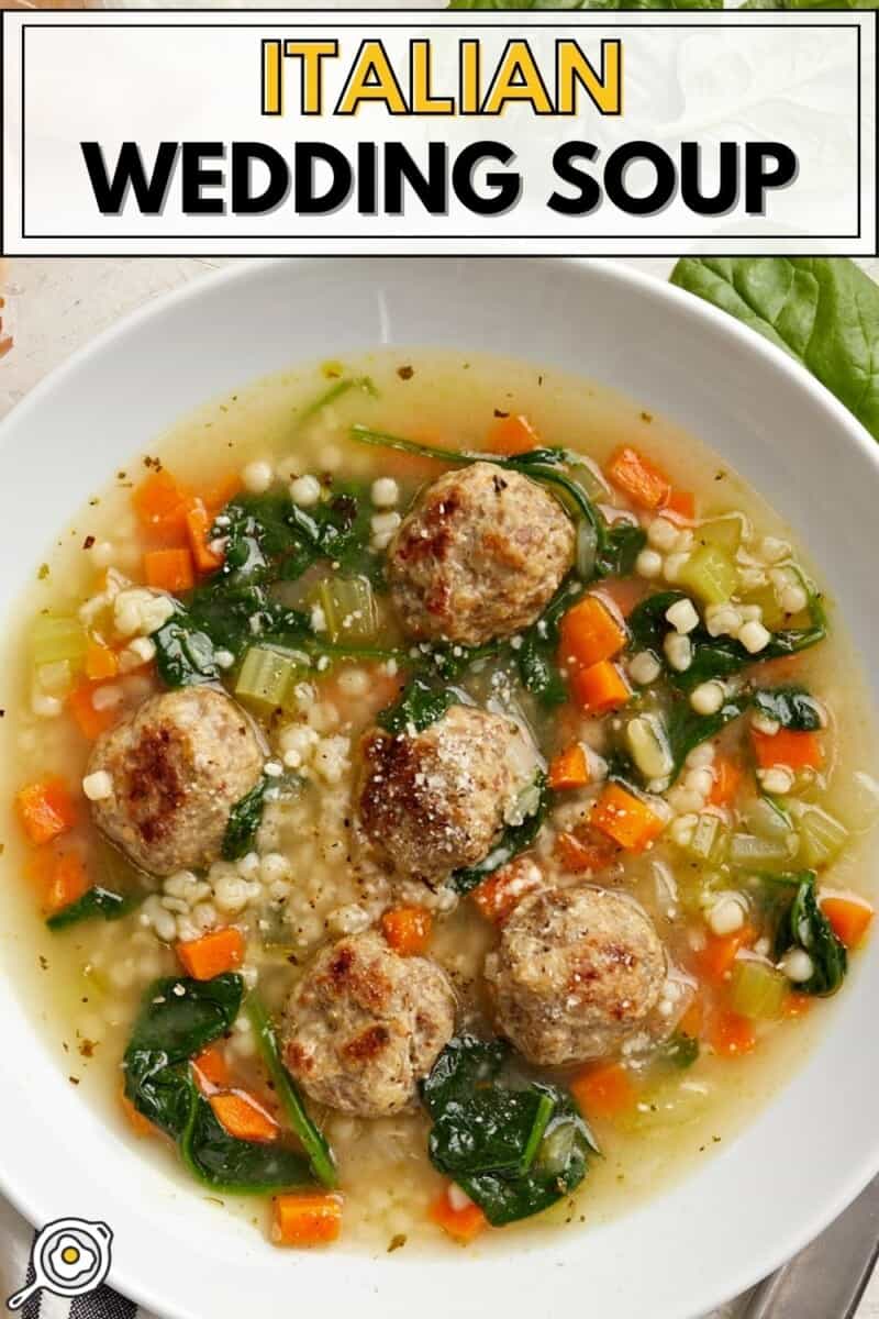 Vue rapprochée d'un bol de soupe de mariage italienne.