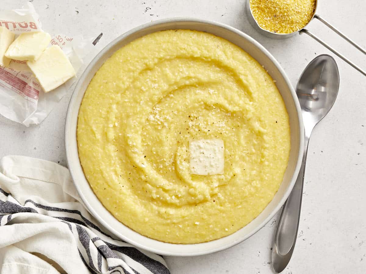 Polenta crémeuse finie dans un bol prêt à être servi.