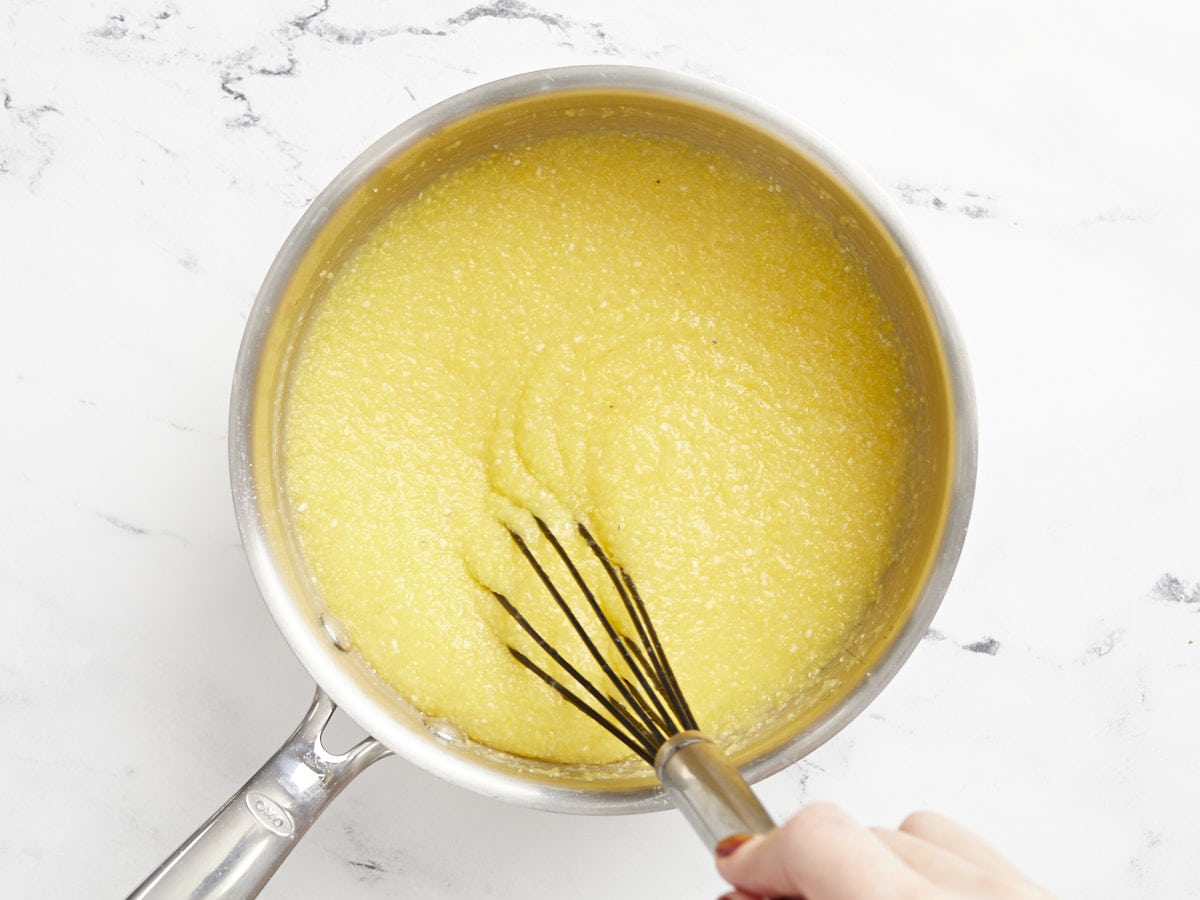 Polenta fouettée dans le bouillon.