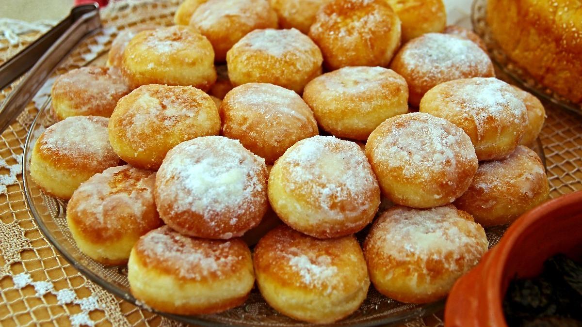 Des beignets non seulement faits avec de la farine, mais avec un ingrédient supplémentaire.  Ils restent frais plus longtemps et bien meilleurs. Les beignets comme ceux-ci nous manquent.  La meilleure recette de beignets traditionnels selon la recette de grand-mère.  Leur goût se démarque : des beignets moelleux et frais avec des pommes de terre bouillies.  Nous vous proposons une recette insolite : combien d’œufs faut-il ajouter dans les paquets ?  Vérifiez si vous êtes sûr d'en mettre autant.Comment faire des beignets maison parfaitement dodus ?  Vous maîtriserez la recette en un rien de temps.  L'effet vous surprendra