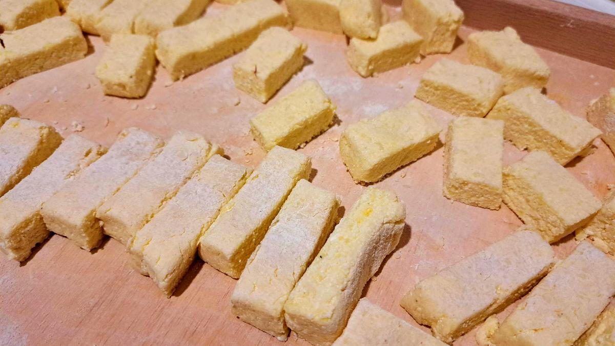 Dumplings paresseux avec mousse de blanc d’œuf.  L'effet moelleux et léger est garanti.Ces boulettes coulées sont prêtes en 5 minutes.  Ne sautez pas l'étape 1 et ils seront moelleux et élastiques. Quel fromage cottage est pour les paresseux ?  Vous n'avez jamais mangé de nouilles sucrées aussi rapides et moelleuses !  Recette de boulettes.  Une excellente façon d'utiliser la viande et les carottes du bouillon. Un dîner pas cher en 10 minutes ?  Les raviolis russes aux craquelins sauront conquérir vos papilles