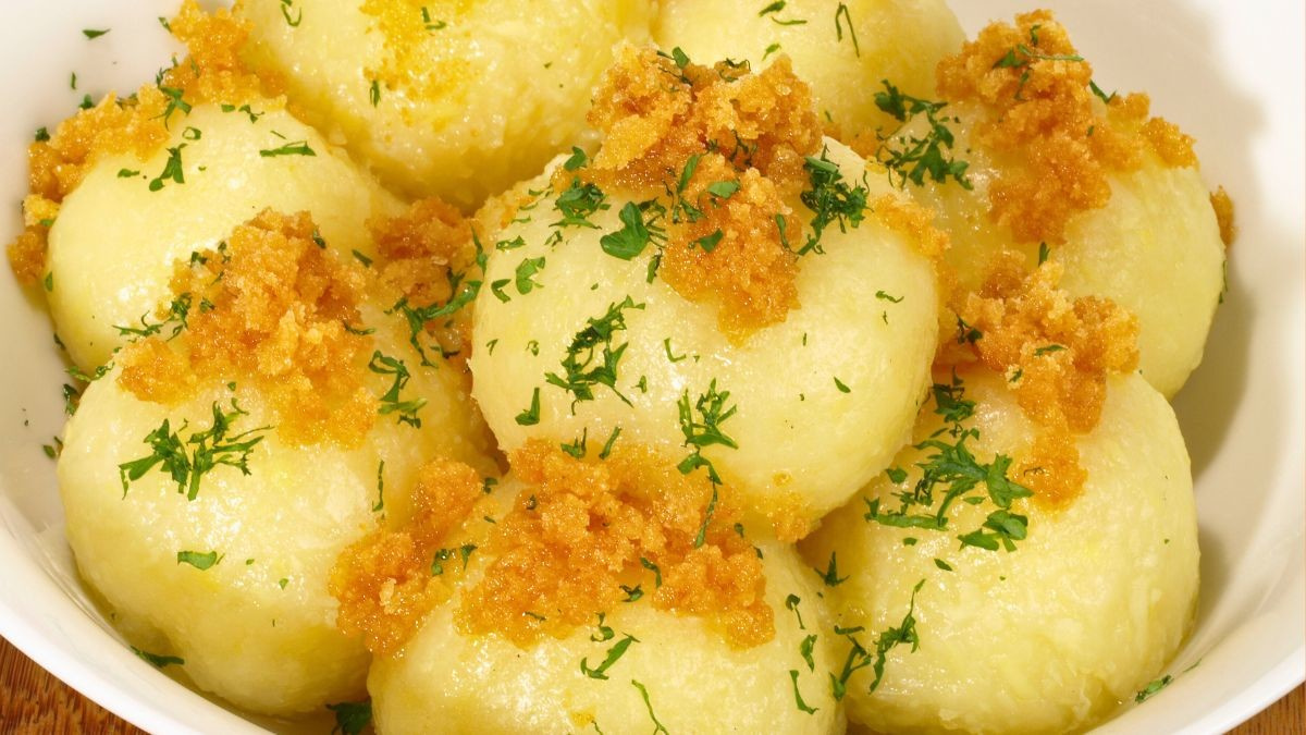 J'ai vu une Allemande fabriquer des Kartoffelklöße.  Les pommes de terre sont traitées selon la méthode x2