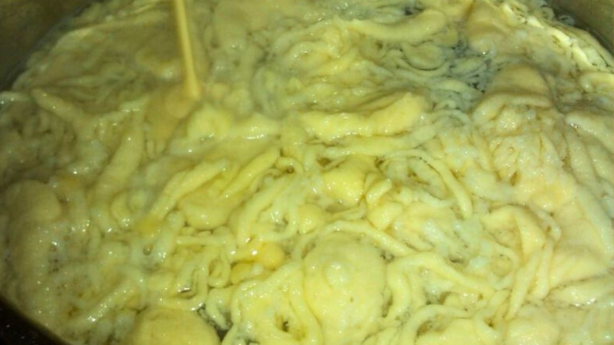Une vieille recette de boulettes coulées.  Seulement 2 ingrédients nécessaires, pas d'eau ni de lait