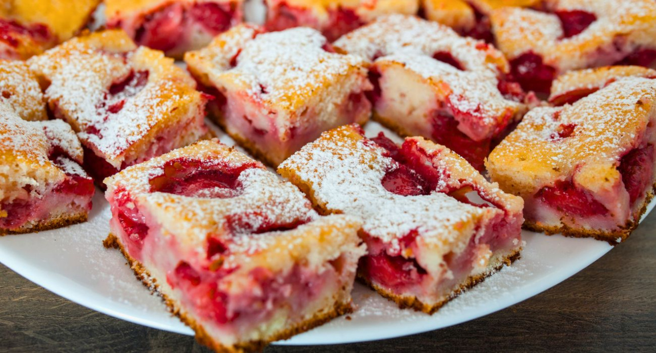 Il n'y a pas de recette plus simple pour la tarte aux fraises.  Tout ce dont vous avez besoin, ce sont des ingrédients de base