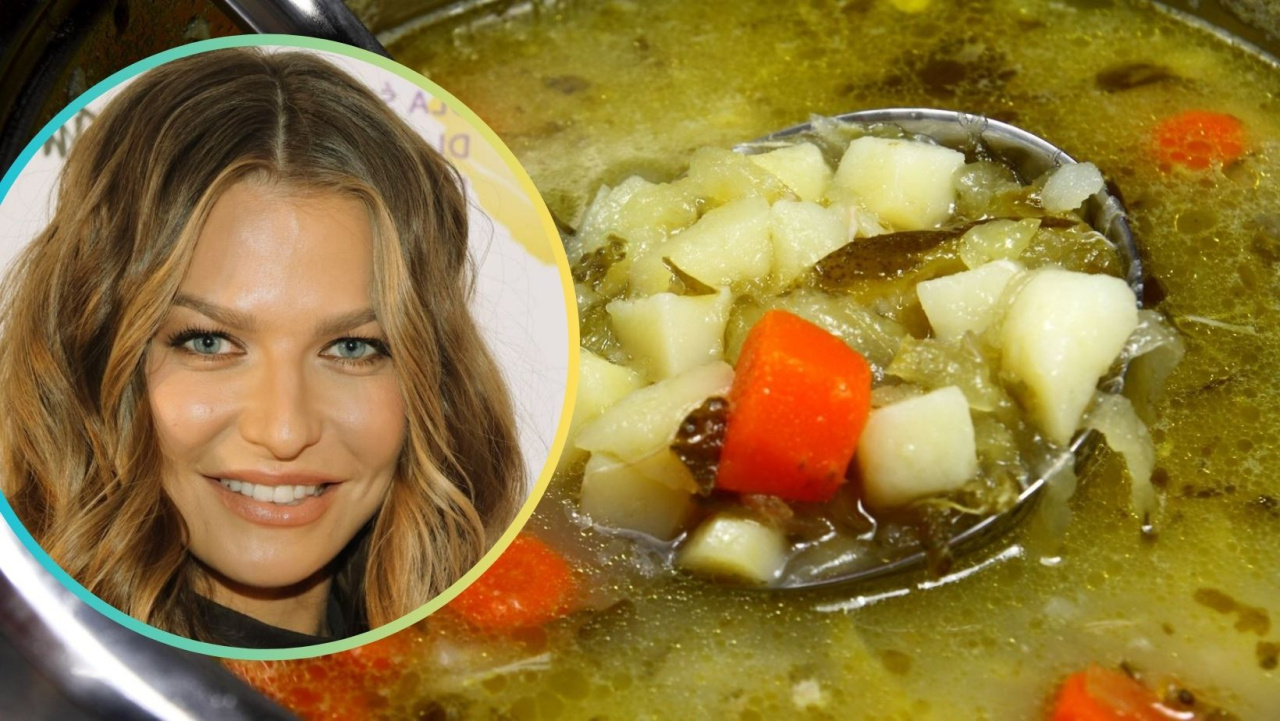 Lewandowska prépare une soupe au concombre pour que les autres puissent apprendre d'elle.  Le secret est dans la viande