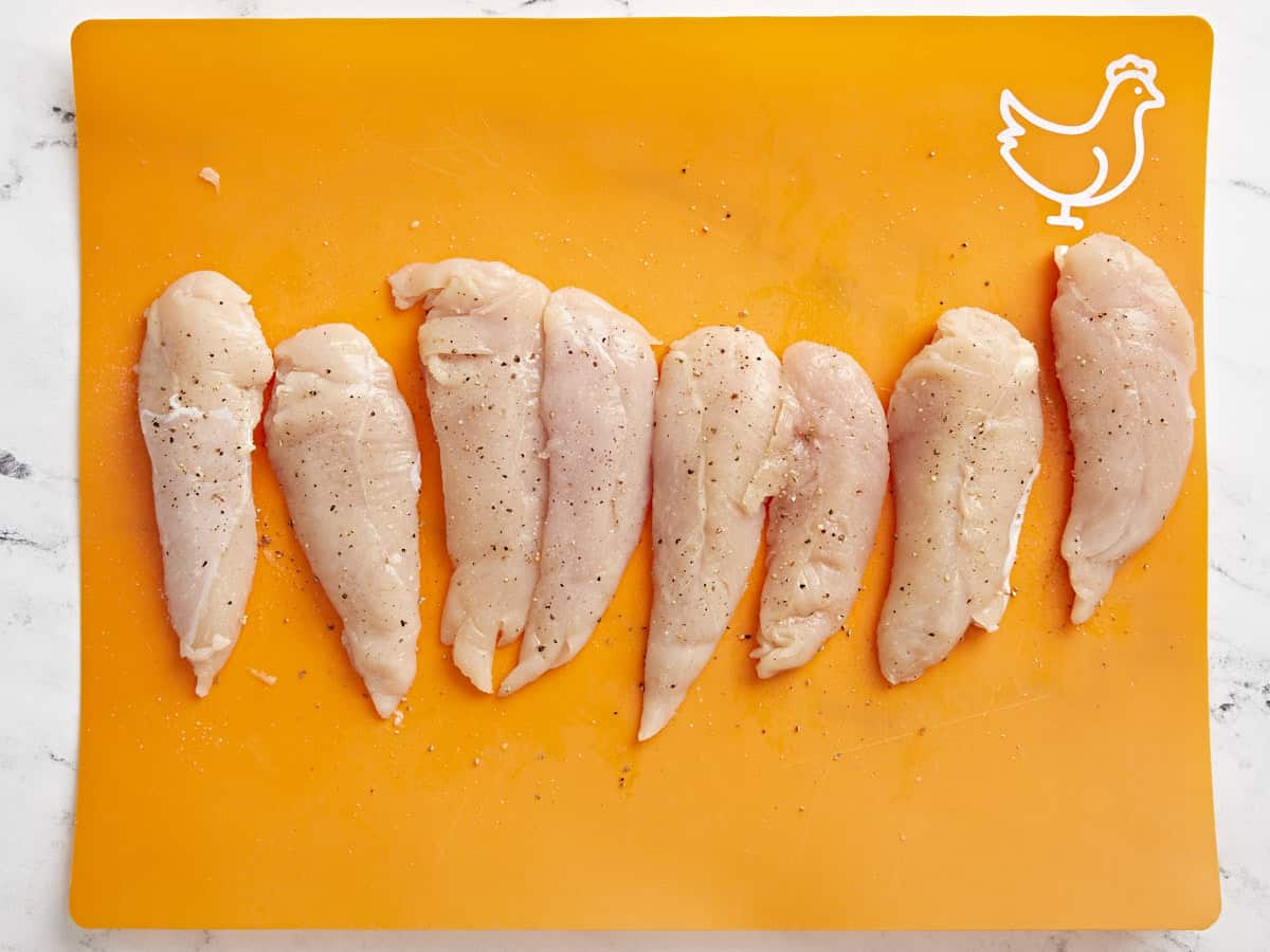 Vue aérienne des offres de poulet assaisonné sur une planche à découper.