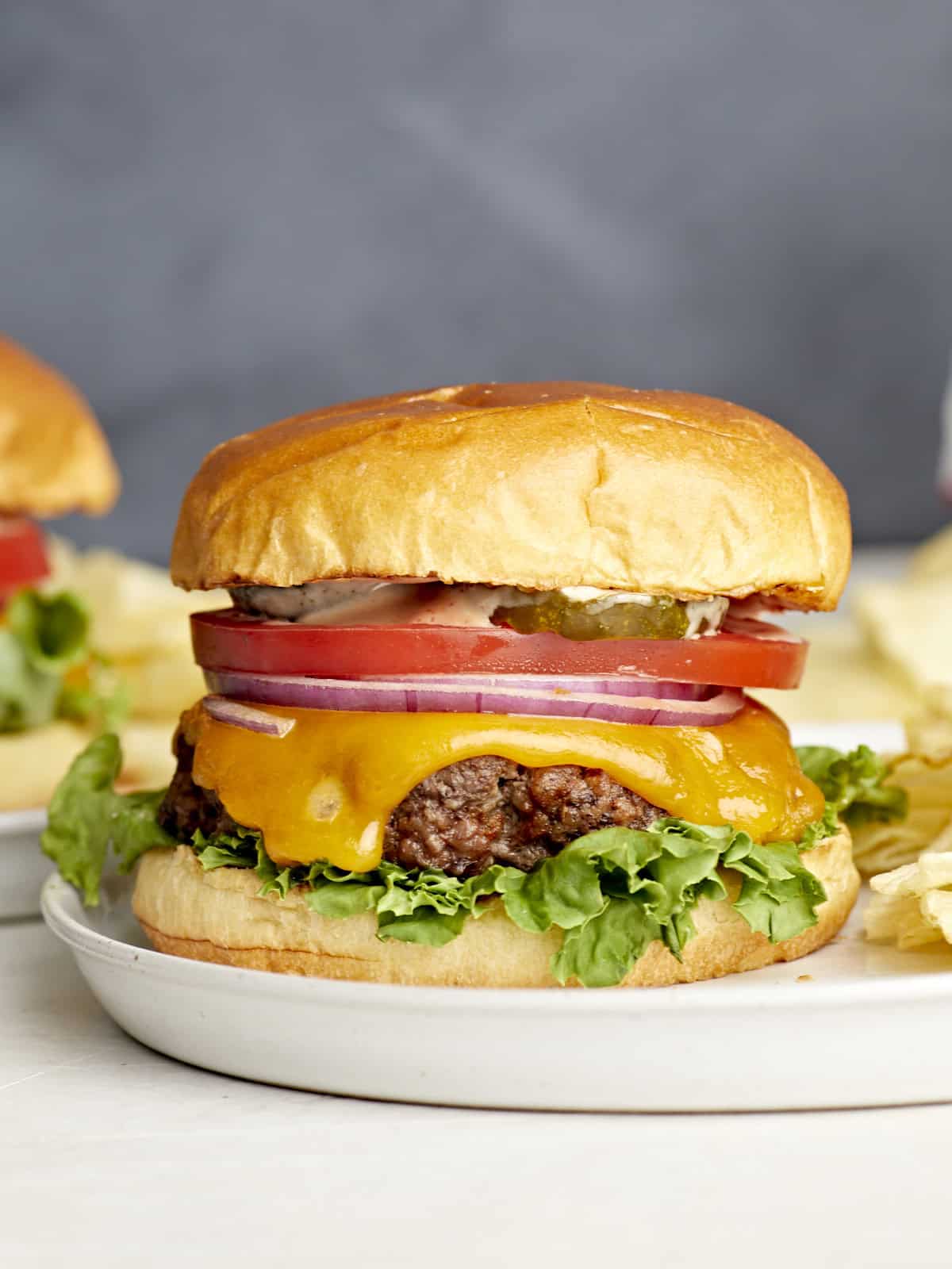 Vue rapprochée avant d'un hamburger fait maison garni de garnitures.