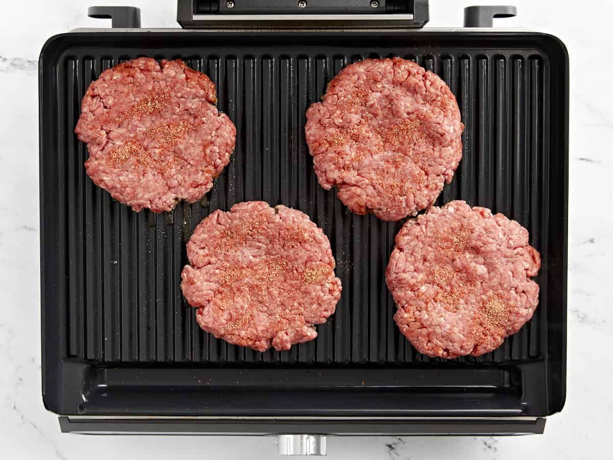 Galettes de hamburger sur un grill.