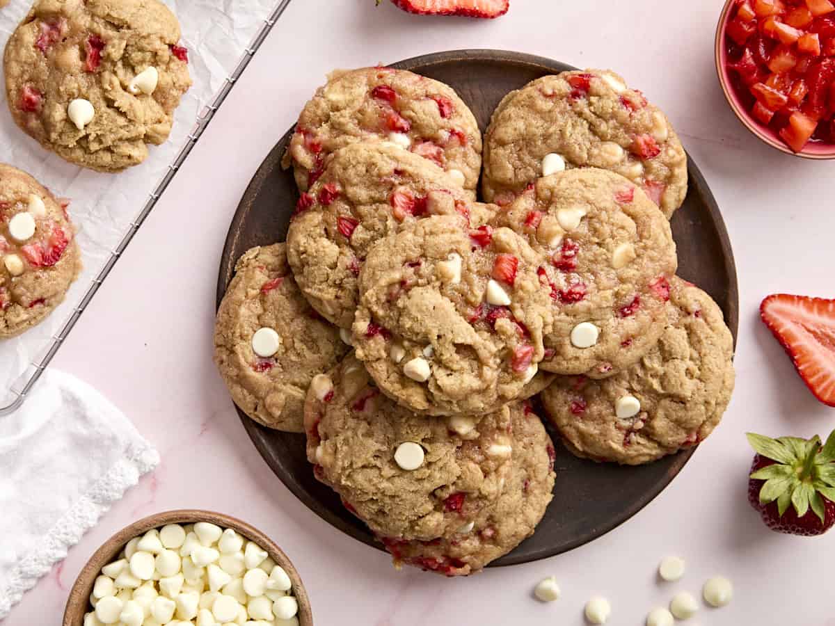 vue aérienne de biscuits aux fraises empilés sur une assiette noire.