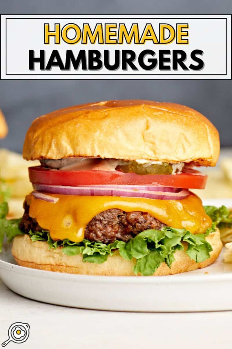 Vue rapprochée d'un hamburger fait maison habillé de garnitures et du texte du titre en haut.