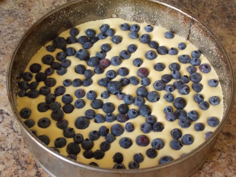 Je verse les baies dans le gâteau le plus simple du monde.  Pendant la saison, on mange ce gâteau à l'infini