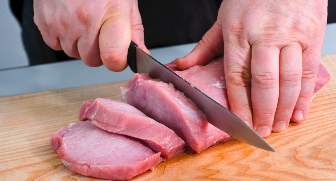 Mon mari a appris à faire des côtelettes de porc, mais d'une manière différente.  Pas d'œuf, pas de petit pain, et ils sont toujours phénoménaux