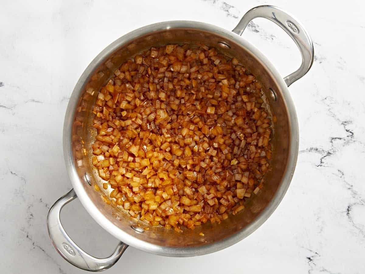 oignon sauté assaisonné dans une poêle.