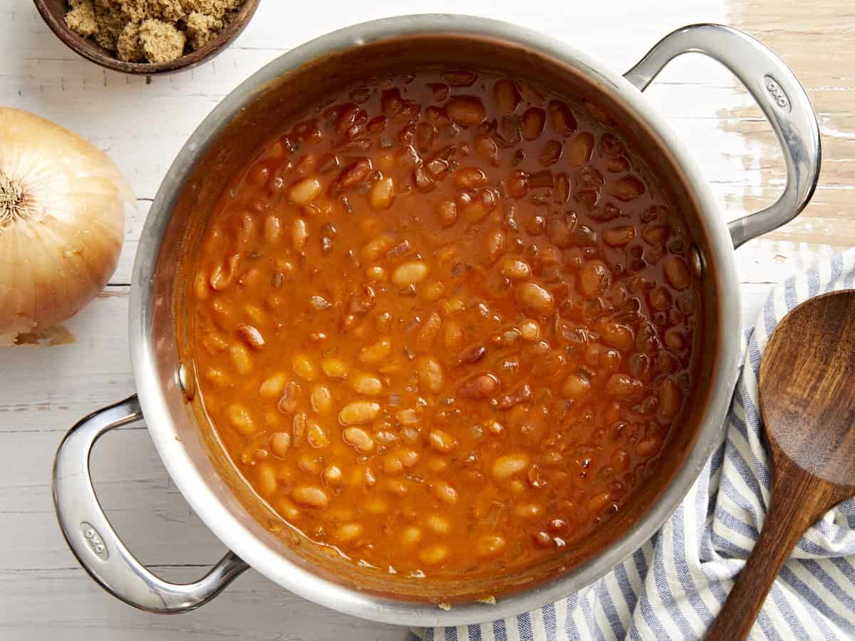 vue aérienne de haricots cuits au four dans une casserole.