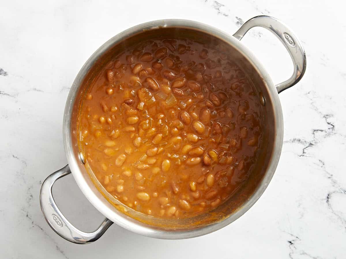 haricots cuits au four dans une casserole.