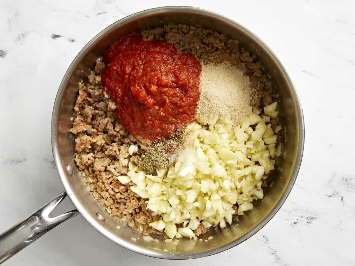 Chair de courgette, sauce marinara, chapelure et assaisonnement ajoutés à la saucisse.