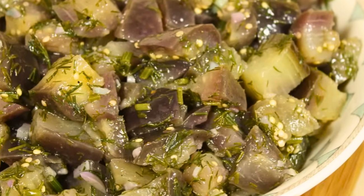 Les aubergines aiment les champignons.  Je cuisine dans la cuisine depuis tant d'années, mais je n'ai jamais rien vu de tel
