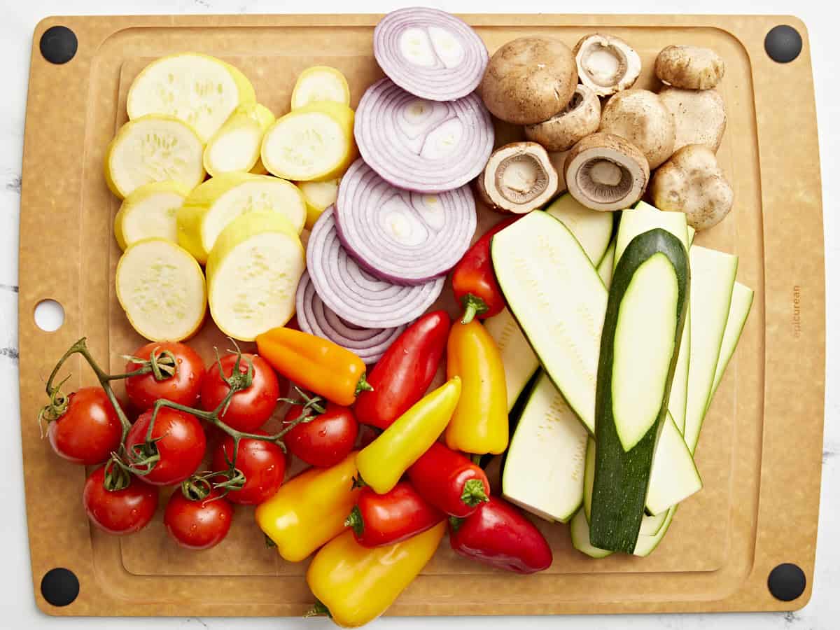 Vue aérienne de légumes hachés sur une planche à découper en bois.