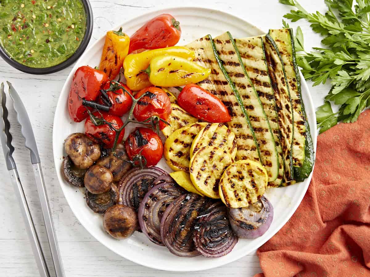 Vue aérienne d'une assiette de légumes grillés.