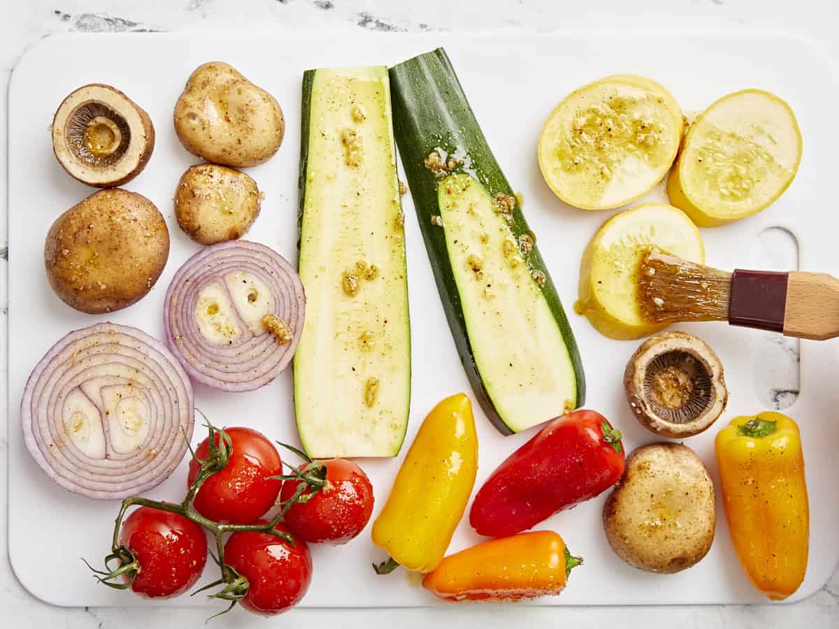 Légumes tranchés badigeonnés d'une marinade.