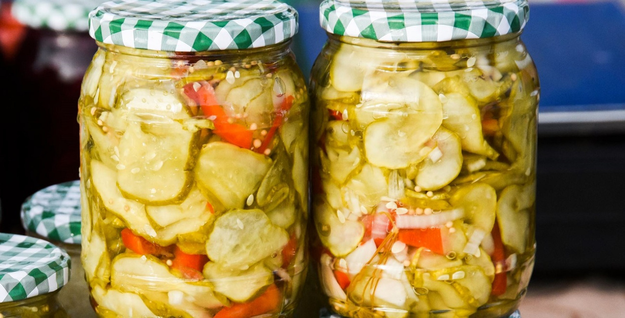 En été, je prépare une salade de concombre endormie en bocaux.  On en mange tout l'hiver
