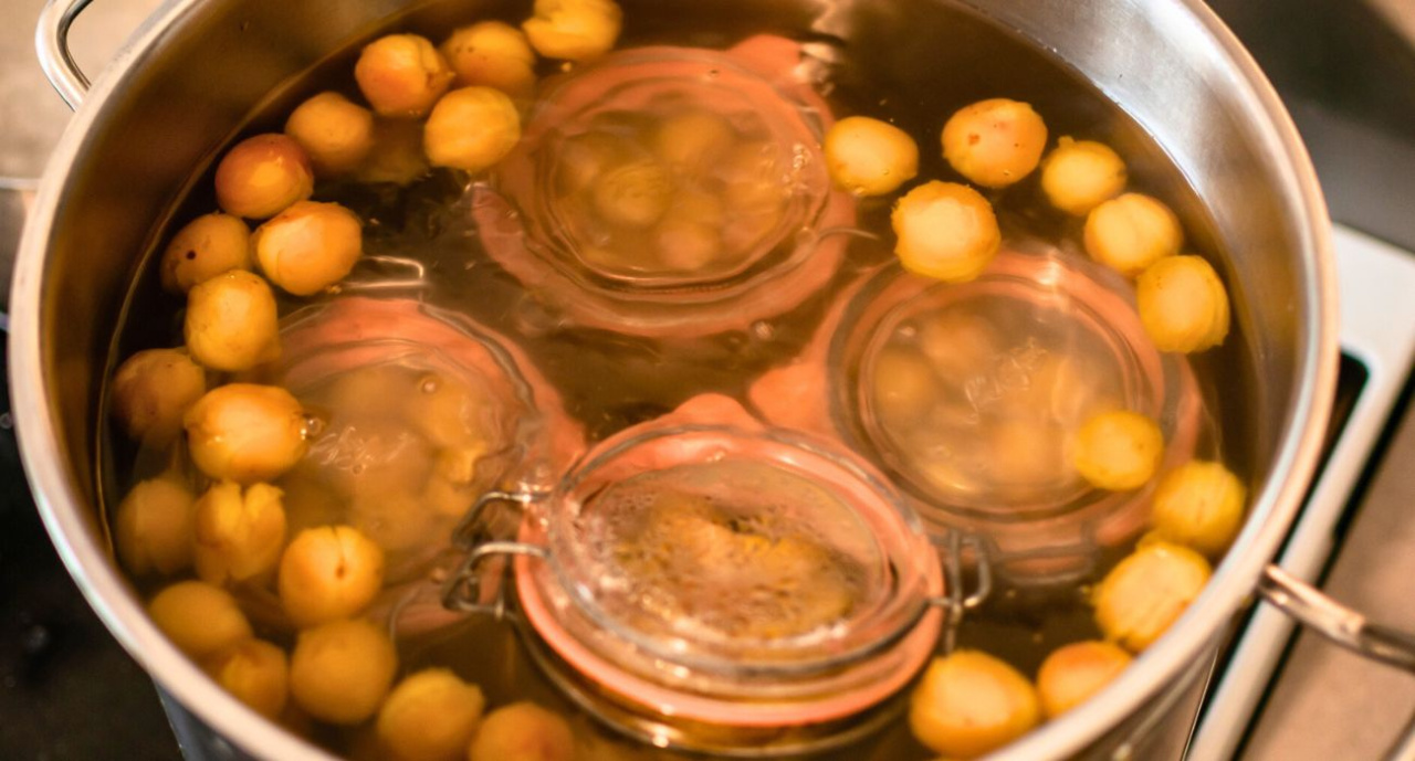 Ils le récupèrent sur le sol et préparent une compote gratuite.  Cela ne sera pas toujours payant