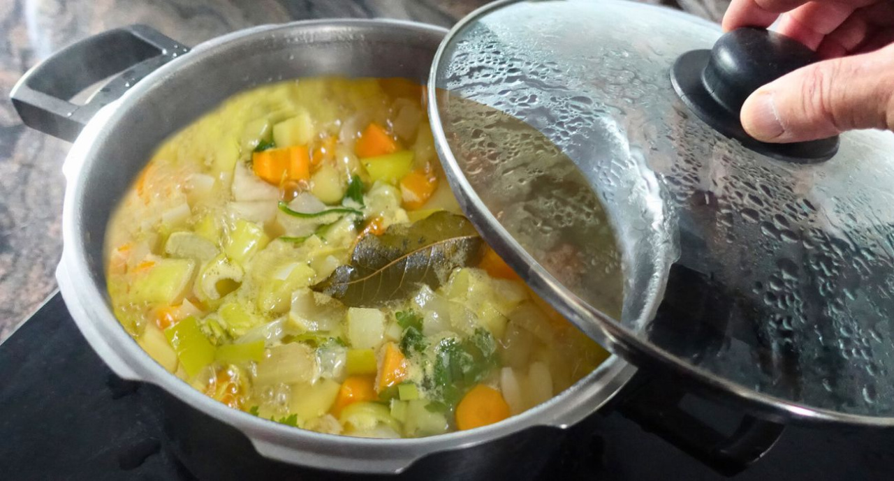 Je cuisine des gâteaux paysagers tout le temps en été.  C'est le meilleur moment pour cette délicieuse soupe