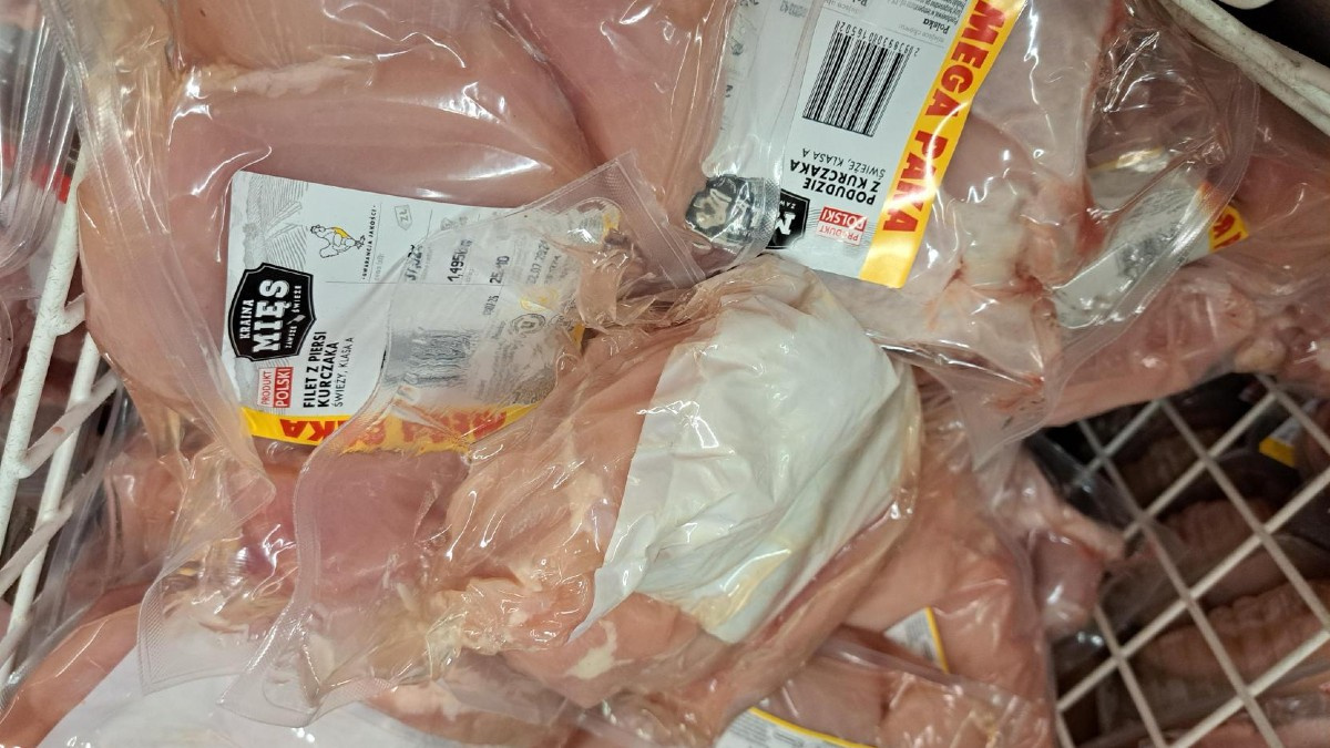 Les premiers clients ont déjà commencé.  À Biedronka, ils ont commencé à distribuer gratuitement des poitrines de poulet