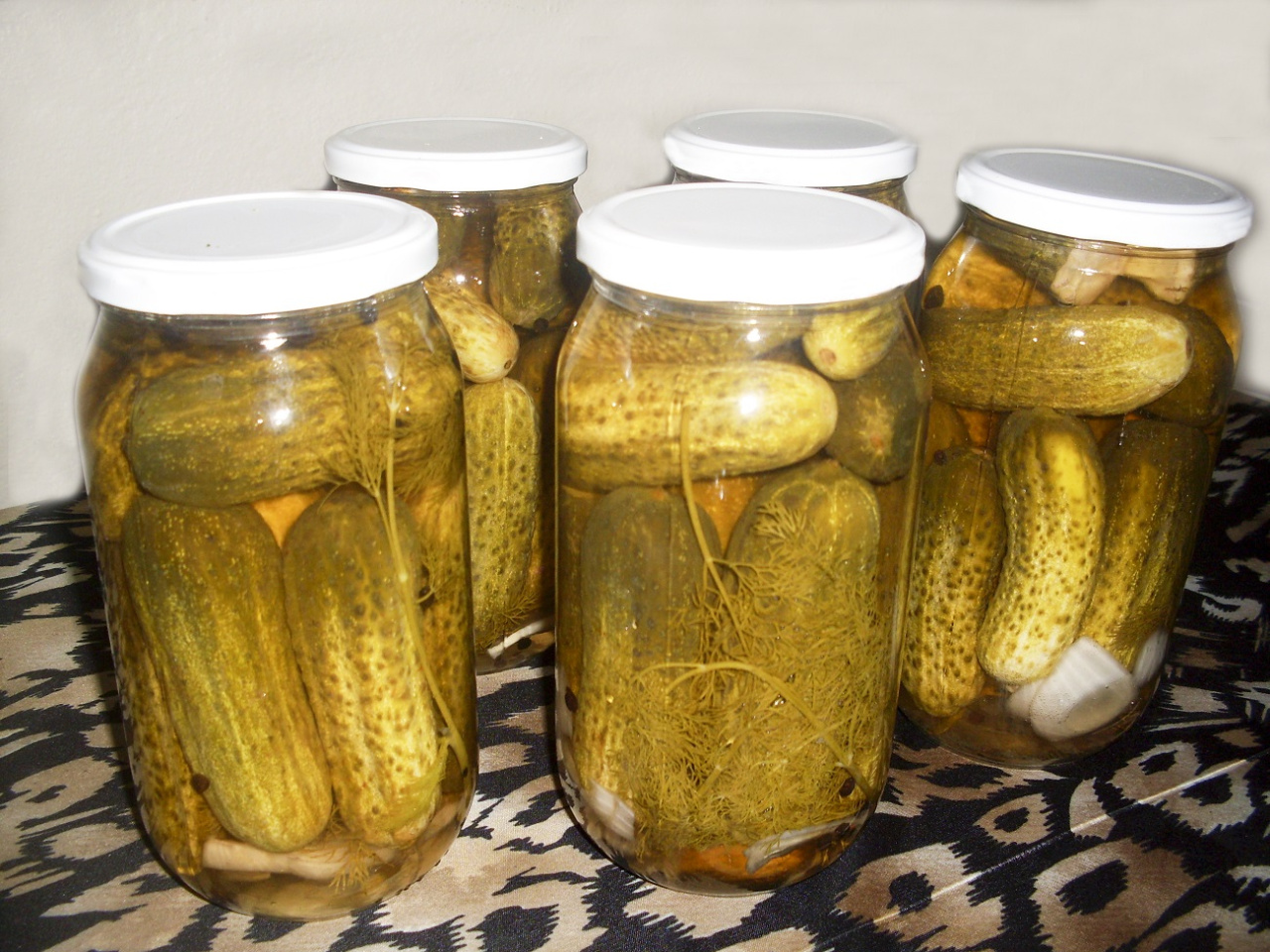 Pas de cornichons ni de cornichons.  Les concombres au miel sont tellement délicieux que j'en fais 10 pots chaque année