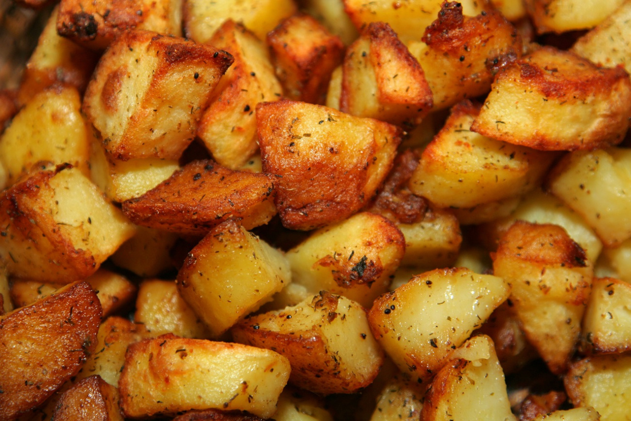 Pommes de terre grecques.  Versez-le, faites-le cuire et vous pourrez le manger même sans aucun ajout.