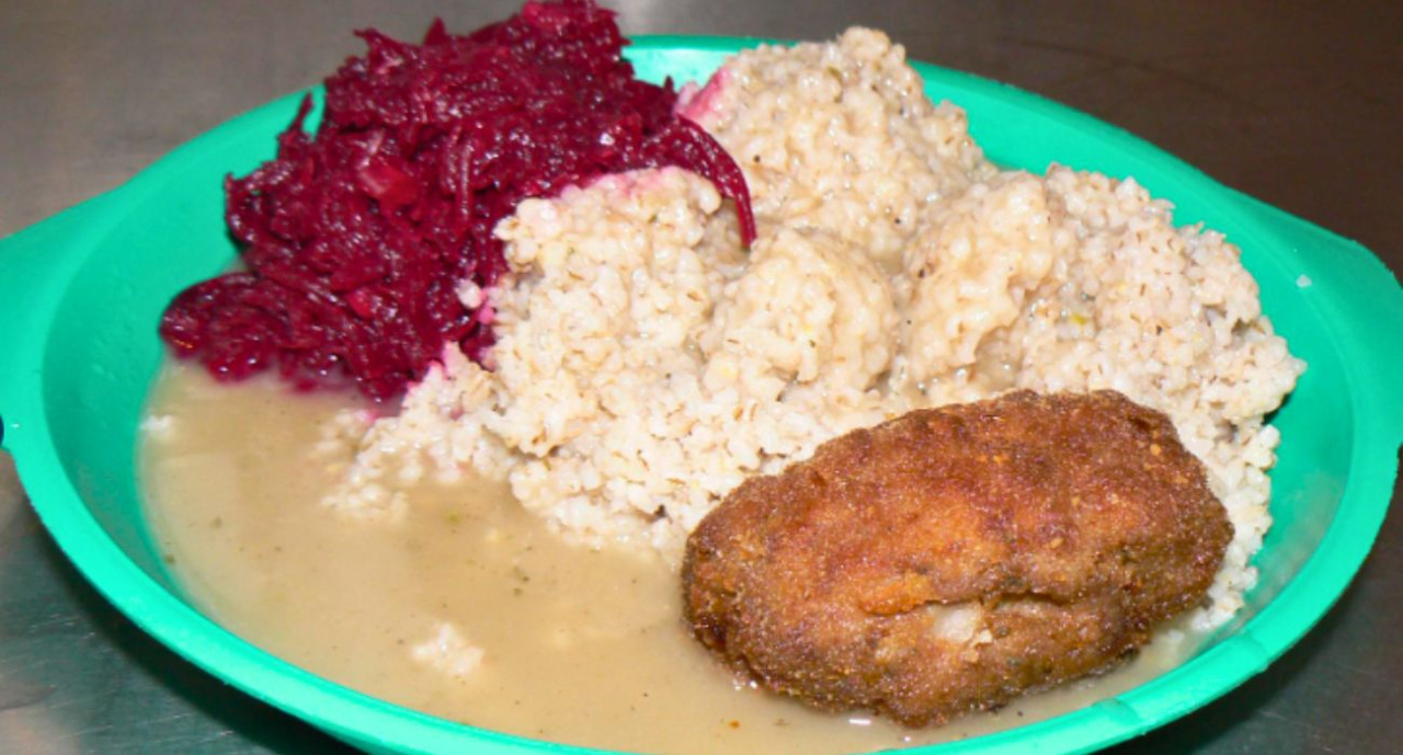 Schnitzels, rosbif, et ce n'est que le début.  Est-ce qu'on mange mieux en prison qu'en sanatorium ?