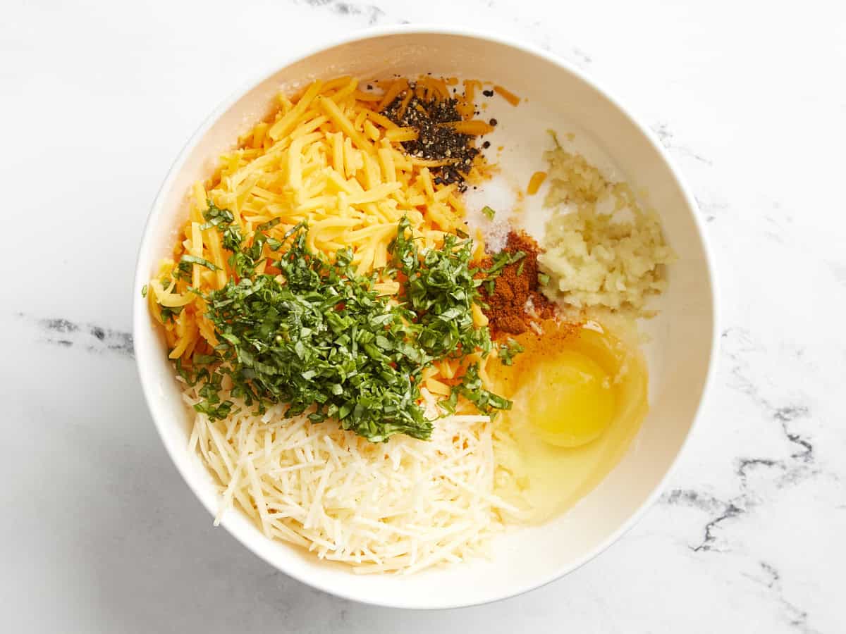 Les ingrédients pour la garniture de tarte aux tomates dans un bol manquant.