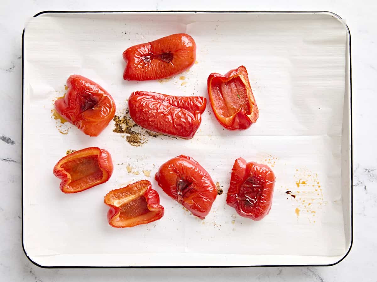Quartiers de poivrons rouges rôtis pour tacos de chou-fleur avec sauce romesco